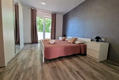 Image de Appartement de deux chambres avec la terrasse et la vue sur le mer Barbat, Rab (A-22167-a)