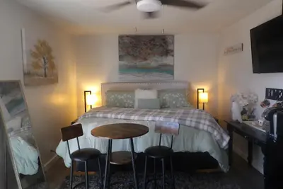 Image de Comfy King suite with Private access and yard & Near Sea World/Fiesta Texas