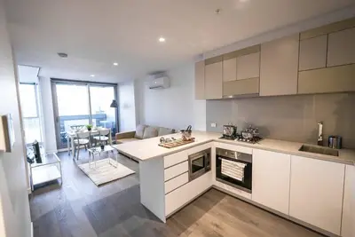 Image de A Chic 2br, Cbd Apartment Near Southern Cross