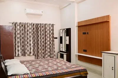 Image de 10 minutes from Ram Mandir! Family-sized home with Parking and Garden.