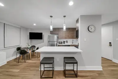 Image de Beautiful 2br Condo in a Highrise, Parking, Gym!