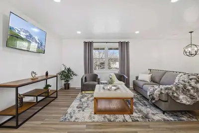 Image de 4br Family Home w/ Great Light | Lcp Collection