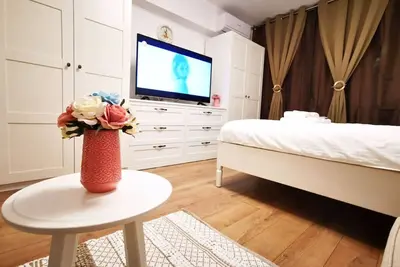 Image de Urban Oasis: Stylish Studio Living at Sudului 507 by Mrg