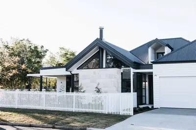 Image de Maple Suite, Berry - by Linnaeus Collection