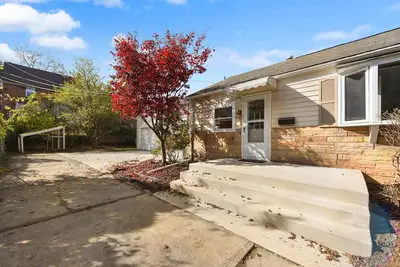 Image de Stylish & Secluded- Child Friendly~Parking- King Bed- 15min Dt- Hot Tub~ Pets