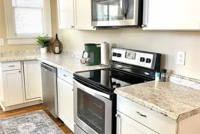 Image de Just minutes from Dt Anderson! | 2 Bed, 1 Bath