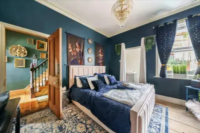Image de Beautiful family home close to shops, restaurants, transport and city centre