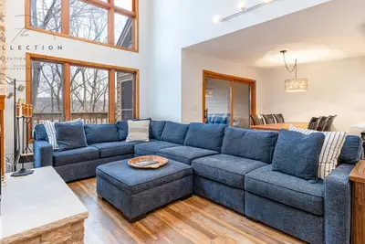 Image de Modern Spacious Lake View Villa | 3br | King Beds | Amenity Access | Foosball!