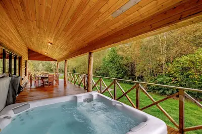 Image de Luxury Rural Hot Tub Lodge with Lakeside Views