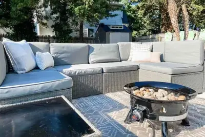 Image de Romantic Saltbox Bungalow! Hot Tub & walk 2 quiet beach w/ beautiful sunsets!