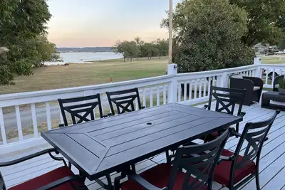 Image de The Lily Pad at Lake Hudson with huge deck and lakefront view!