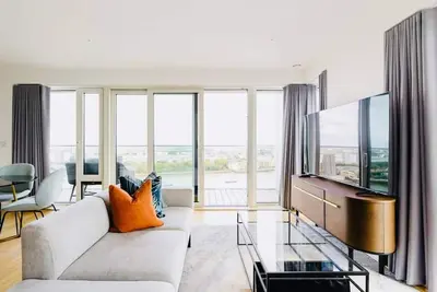 Image de Executive split floor waterfront penthouse\n\n