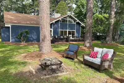 Image de Lakefront Living! Modern Rez Retreat on Big Water Sleeps 16, boat dock & pier
