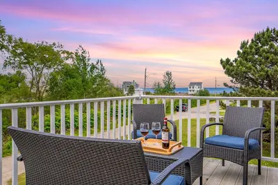 Image de Ocean Views! Walk to Beach, Chefs Kitchen, Deck, Grill, Open Concept, Sleeps 8\n