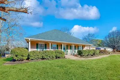 Image de Single-story home with private deck, grill, fireplace, & W/D