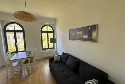 Image de Wunderschöne Ferienwohnung mit Balkon in der von Stadion und Arena