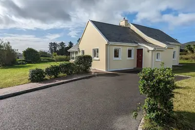 Image de Spacious house right by the sandy, blue flag Ballinskelligs beach, pub, & cafe.