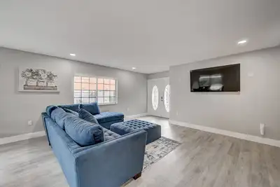 Image de Modern cozy home! Single Family with game room, Pool & Patio.