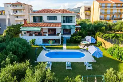 Holiday villa with swimming pool, jacuzzi, 5 minutes from the beach