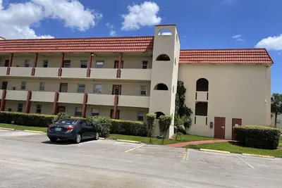 Image de Kick back and relax in this calm, stylish space apartment with 1 bed 1 bath. \n