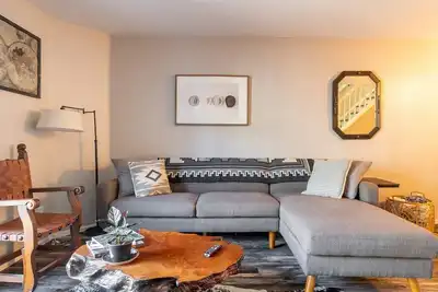 Image de Spacious two-bed three-bath Centennial townhouse\n\n