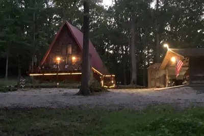 Image de 2 wooded acres, 2 king beds & 1 full bed, fire pit & plenty of parking!