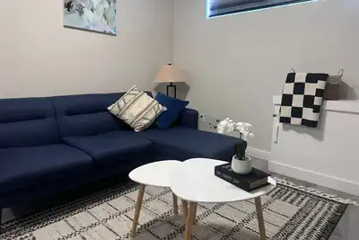 Image de Cozy basement suite near Airport