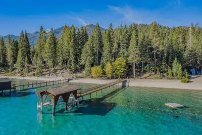 Image de 7 bedroom 7 bath Lakefront Estate