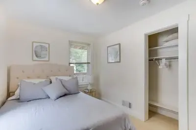 Image de Spacious 2br 2Level Apt - Walkable to metro!