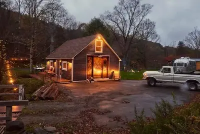 Image de Cozy Catskill Getaway with Airstream on a brook with fire pit. Pet friendly!