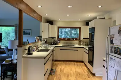 Image de Beautiful traditional family home and garden beside a lake