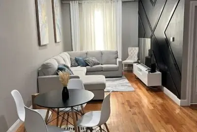 Beautiful luxury Apartment- Wall Art- Newark\n