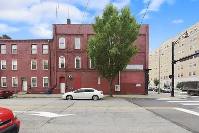 Image de South Side City Living- Spacious- Sleeps 14+ Street Parking- High Ceilings- Wifi