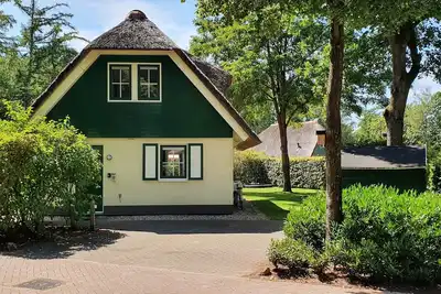 Image de Vrijstaande Rietgedekte 4-persoons Vakantie Villa met Grote Prive Tuin