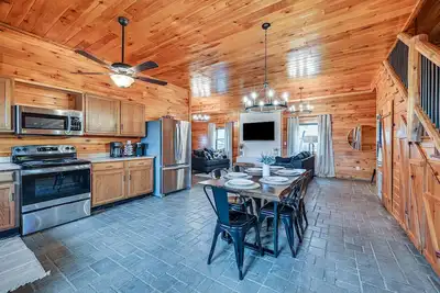 Image de Bee Spring Cabin w/ Arcade Game: Steps to Lake!