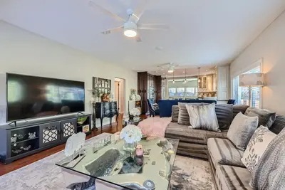 Image de \"Discover Tranquil Elegance: Your Charming Retreat in the Heart of Castle Rock\"