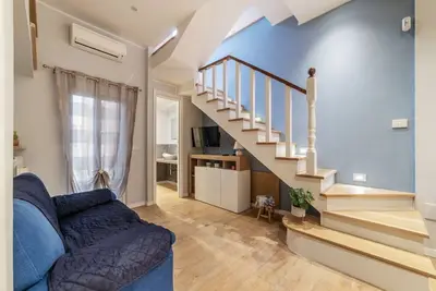 Image de Comfortable apartment located on two levels, located on the ground floor of a building. Shared entrance with another apartment under our management. In 90 m2 of space it comfortably accommodates two people with a double bedroom located on the upper