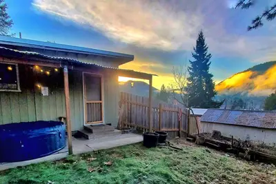 Image de Enjoy Mountain Peak Views from Hot Tub in Uptown Oakridge 2 Bdr