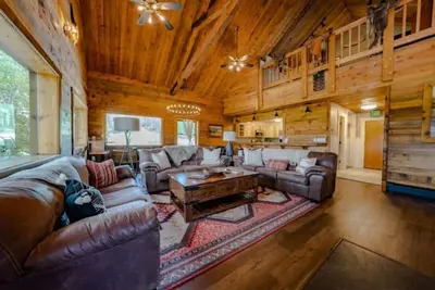 Image de The True North Adventure Lodge is an 8-bedroom, 10-bathroom sanctuary situated in the ultimate Rocky Mountain playground. <br><br>Tucked in historic Hahn’s Peak Village and adjacent to Steamboat Lake State Park and Routt National Forest.