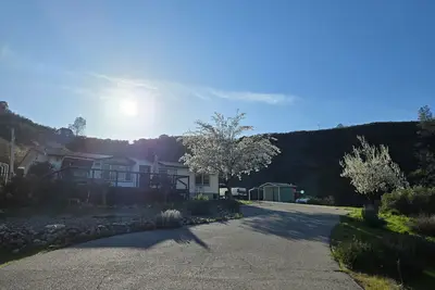 Image de Eagle's Nest is a 40-acre Lake Nacimiento Modern Living, Eagle's Nest, an exclusive, hidden gem idea