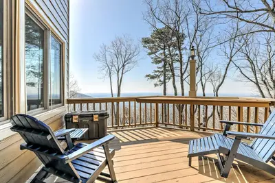 Image de The Grateful Den - Cozy retreat in Big Canoe!
