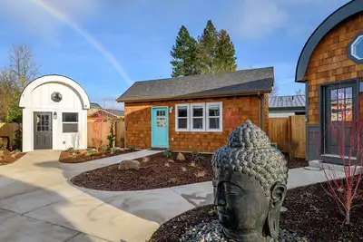 Image de Book the Surf Shack at The Boutique Retreat in historic downtown McMinnville.