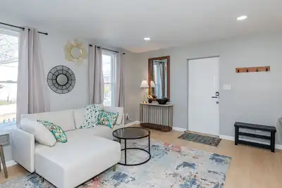 Image de 20% Off Hickory Hideaway! Next to Ud! 2 Bed! 1 Bath