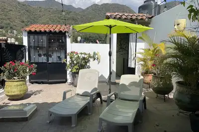 Tropical Oasis in Enchanted Forest Setting. Walking distance to Everything!