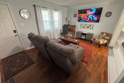 Image de Quiet in Town Living - Nintendo - Ev Charger - Spacious Vehicle Parking.