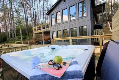 Image de Private Lake / Hot Tub / Large Deck / Rest & Relax / Kayaks & Canoe
