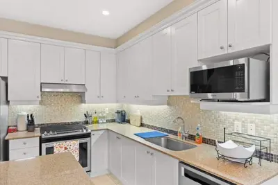 Image de Modern Style ~ Family-Friendly ~ House for Six ~ Fully Equipped ~ Brampton