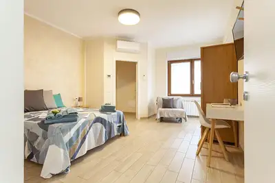 Image de 3- Double room, 3 single beds, private bathroom.