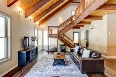 Image de Fantastic Forested Escape, *Pet Friendly*, Open Layout, Fireplace, Huge Deck, 3 Miles to Sisters