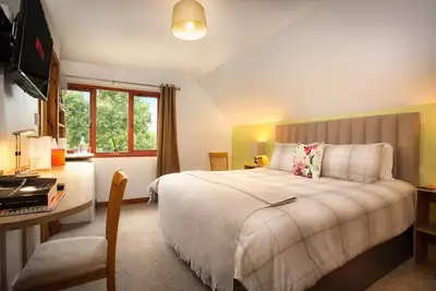 Image de Large En-suite bedroom with the option of a Super-King or Twin bed. Enjoy picturesque views of the g
